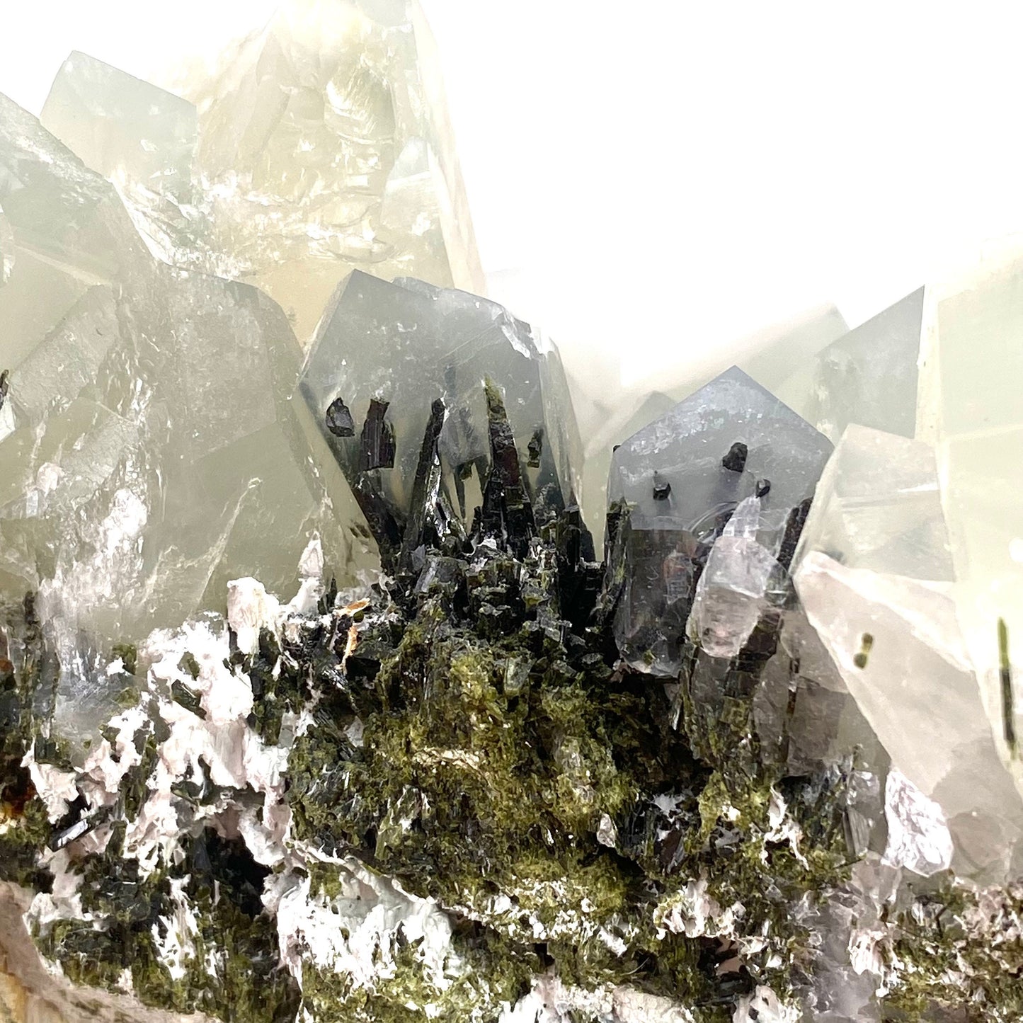 XXL Yellow bone quartz cluster with epidote inclusions (Pakistan) | halloysite quartz, epidote quartz, green epidote, mango quartz