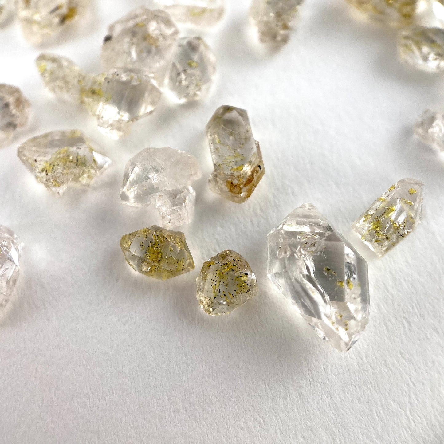 Rare! UV Reactive Petroleum Quartz Crystals | 1 gram (Pakistan), natural petroleum quartz crystal, UV reactive crystal, enhydro quartz