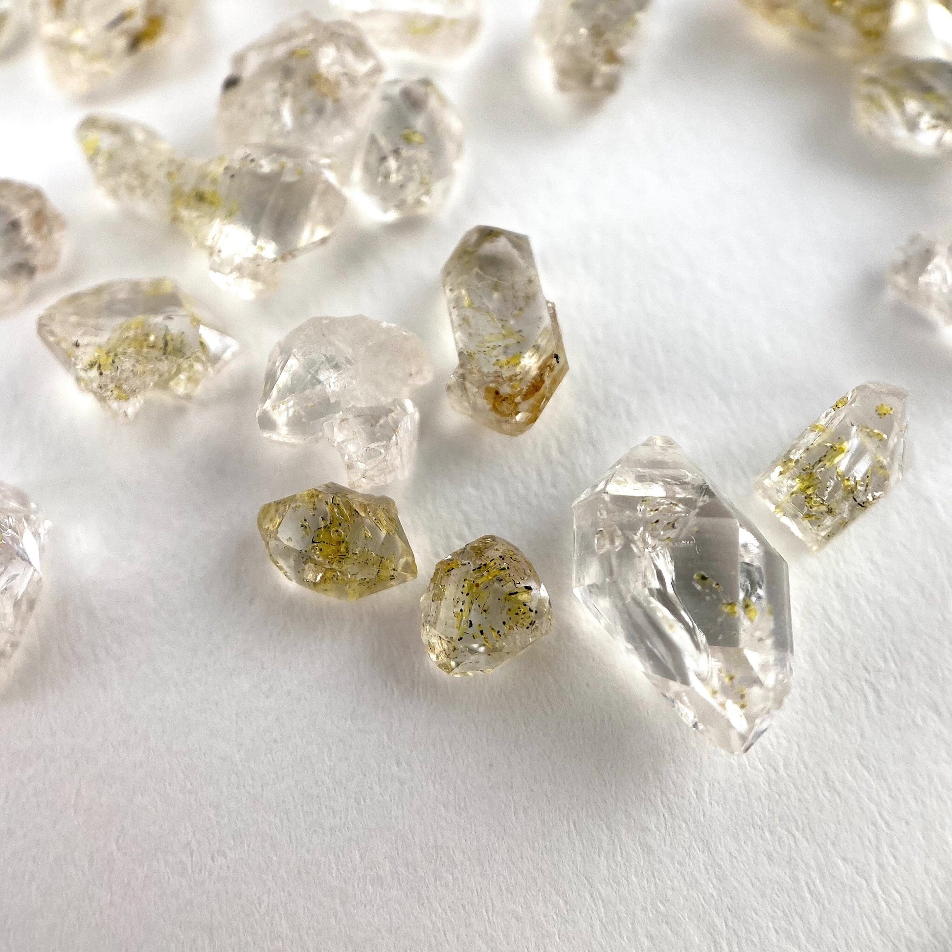 Rare! UV Reactive Petroleum Quartz Crystals | 1 gram (Pakistan), natural petroleum quartz crystal, UV reactive crystal, enhydro quartz