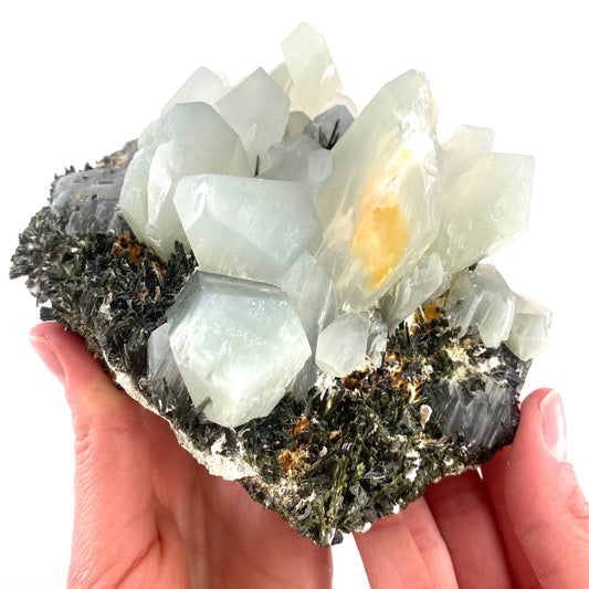 XXL Yellow bone quartz cluster with epidote inclusions (Pakistan) | halloysite quartz, epidote quartz, green epidote, mango quartz