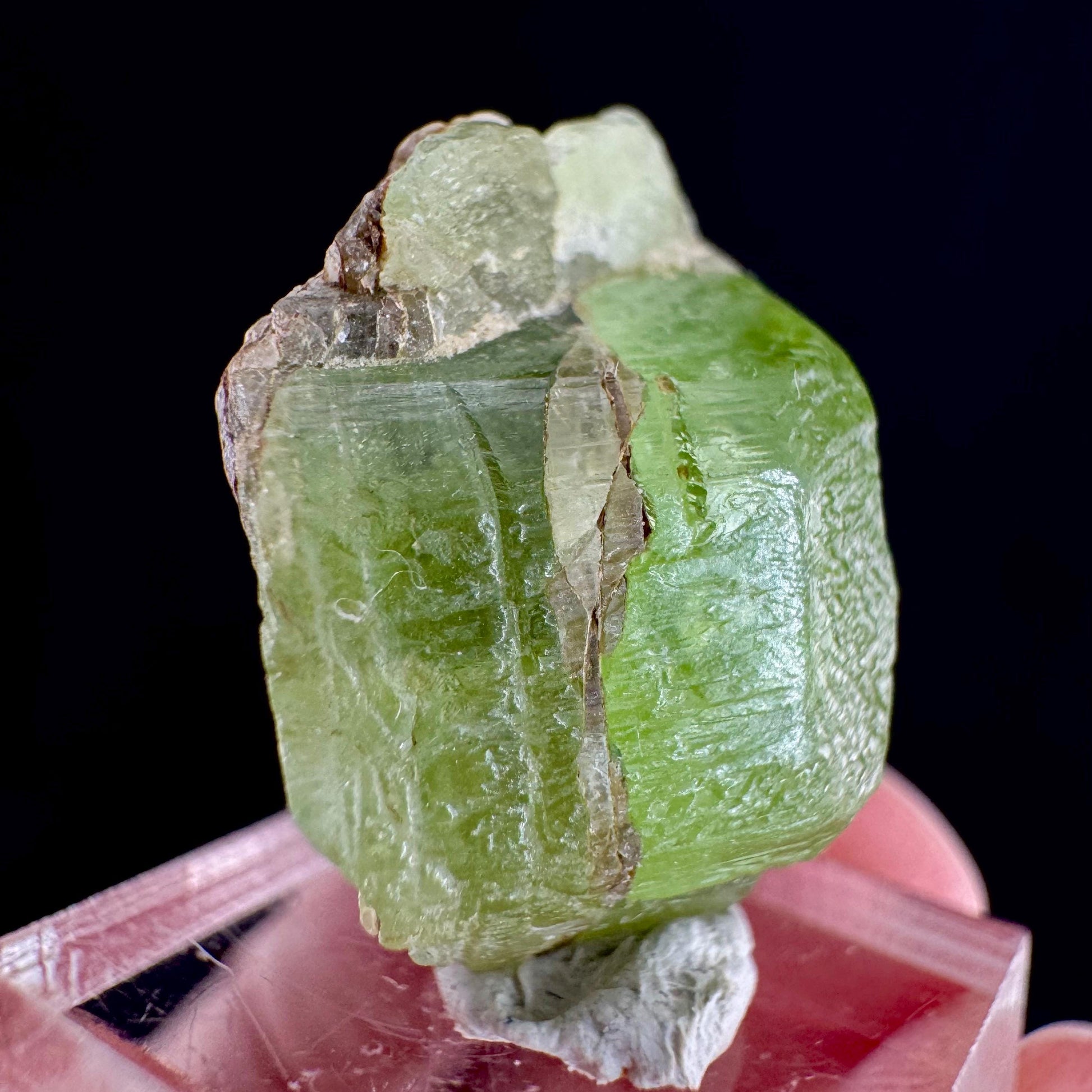 Peridot (Pakistan) | naturally terminated peridot crystal, mineral specimen