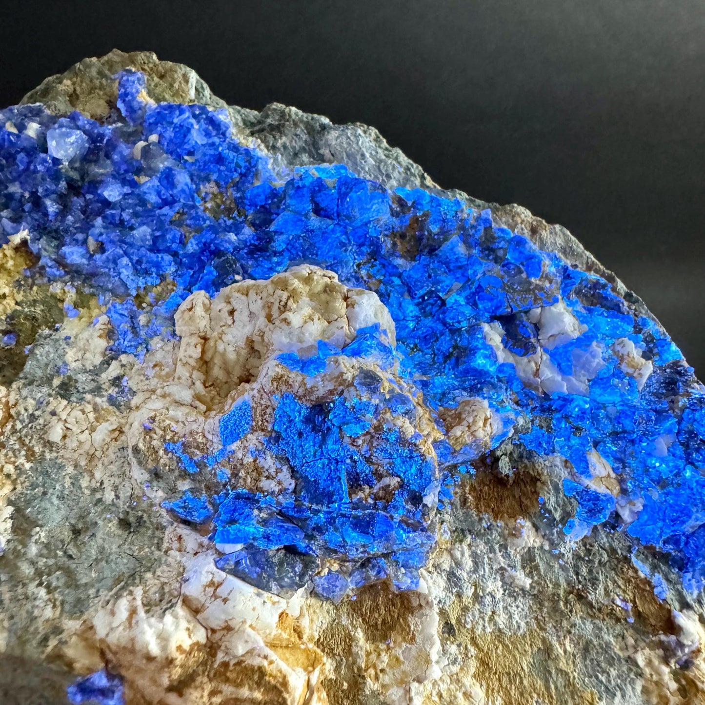 Benitoite with Neptunite on Natrolite (California, USA) | UV reactive benitoite crystal, rare mineral specimen