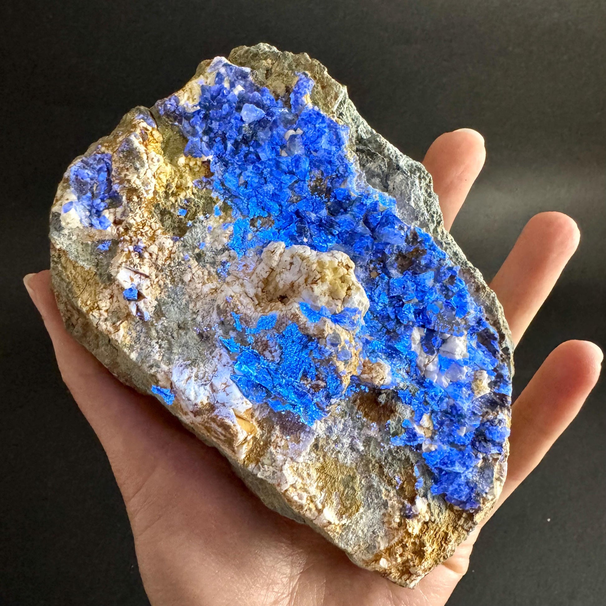 Benitoite with Neptunite on Natrolite (California, USA) | UV reactive benitoite crystal, rare mineral specimen