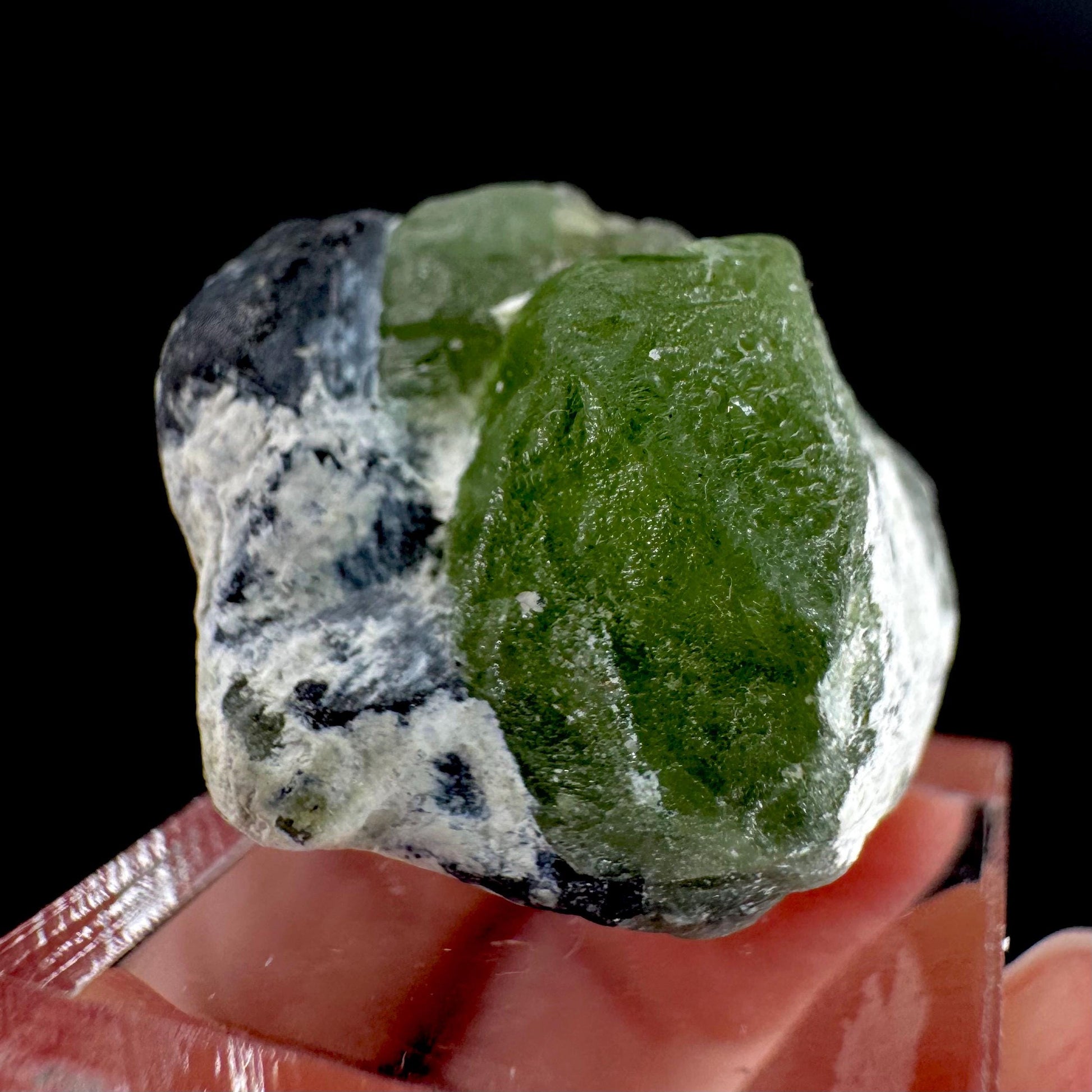 Peridot w/ magnetite | natural terminated crystal, mineral specimen from Pakistan