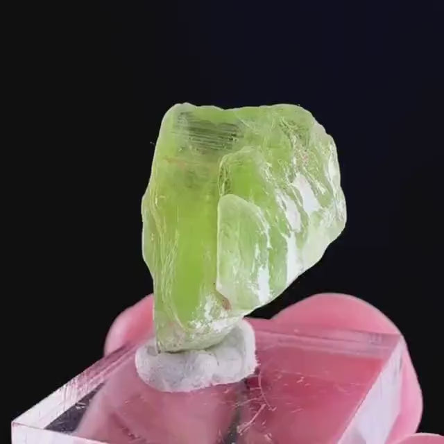 Peridot (Pakistan) | naturally terminated peridot crystal, mineral specimen