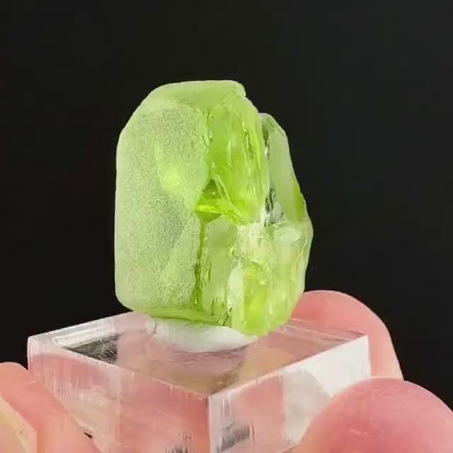 Peridot (Pakistan) | naturally terminated peridot crystal, mineral specimen