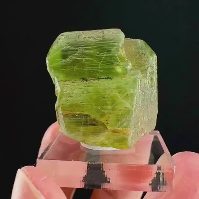 Peridot (Pakistan) | naturally terminated peridot crystal, mineral specimen
