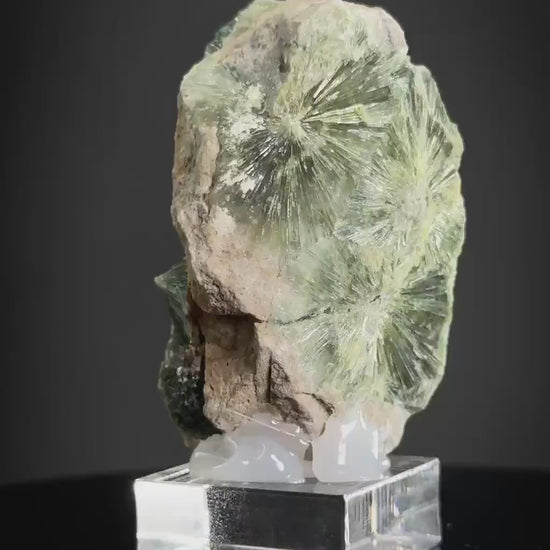 Wavellite (Arkansas, USA) | green radial crystal cluster, mineral specimen