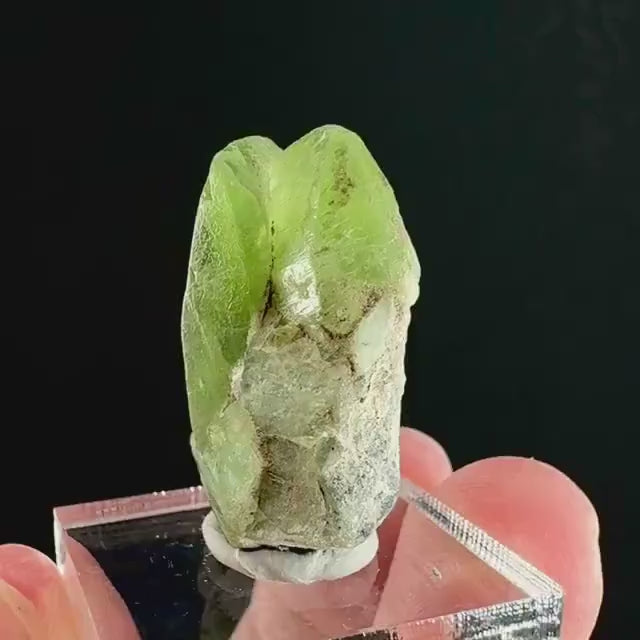 Peridot (Pakistan) | naturally terminated peridot crystal, mineral specimen