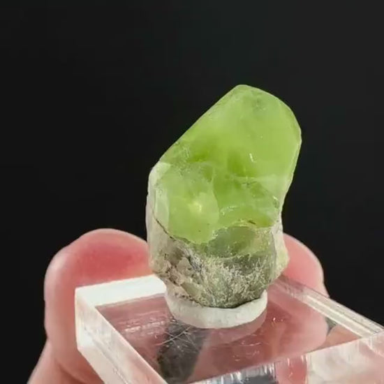 Peridot (Pakistan) | naturally terminated peridot crystal, mineral specimen