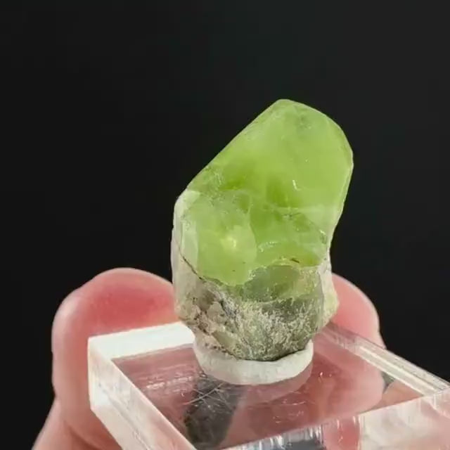 Peridot (Pakistan) | naturally terminated peridot crystal, mineral specimen