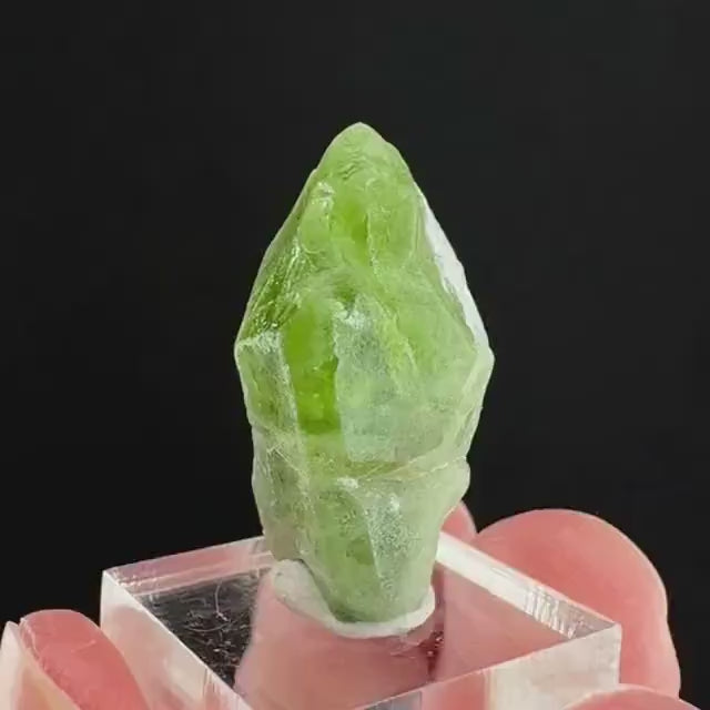 Peridot (Pakistan) | naturally terminated peridot crystal, mineral specimen