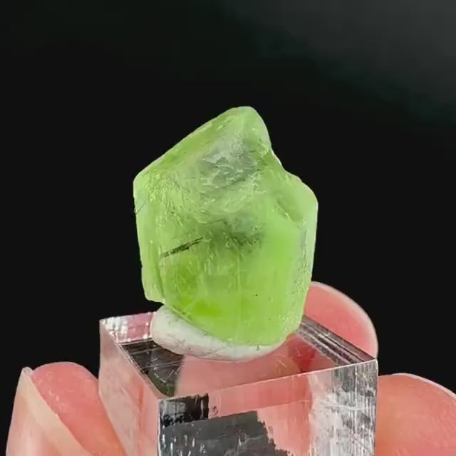 Peridot | natural terminated crystal, mineral specimen from Pakistan