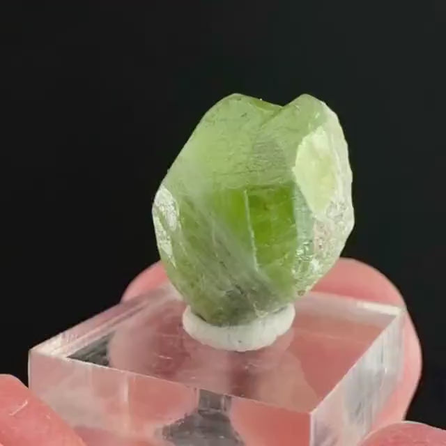Peridot (Pakistan) | naturally terminated peridot crystal, mineral specimen