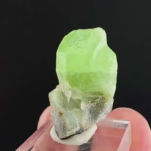 Peridot (Pakistan) | naturally terminated peridot crystal, mineral specimen