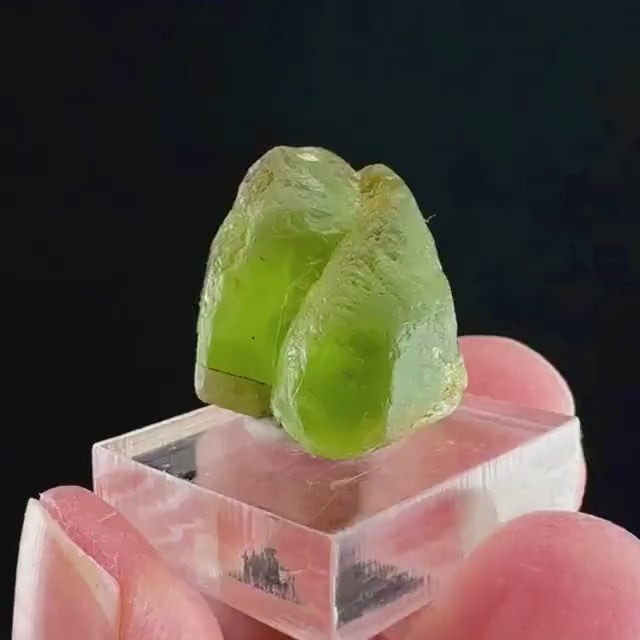 Peridot (Pakistan) | naturally terminated peridot crystal, mineral specimen