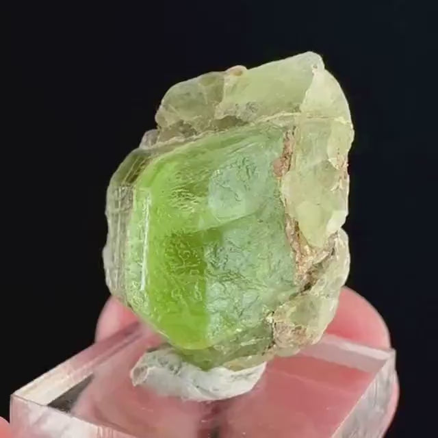 Peridot (Pakistan) | naturally terminated peridot crystal, mineral specimen